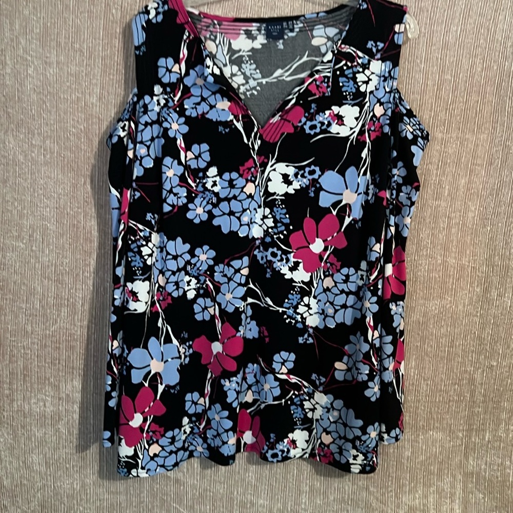 🌞3/$25  blue cold shoulder top